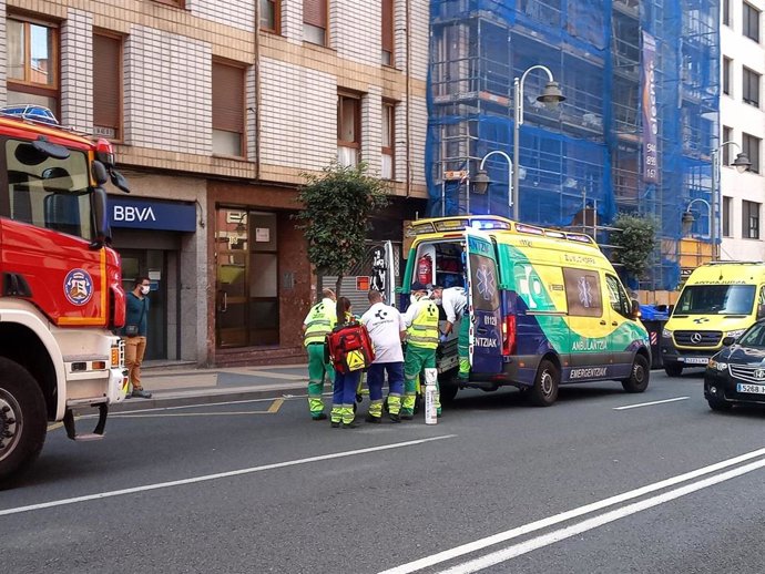 Personal sanitario atiende al trabajador rescatado del andamio de un edificio de Bilbao