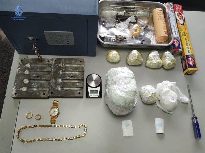 Droga incautada a un hombre arrestado por amenazar a sus vecinos con un destornillador.