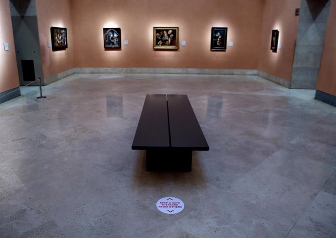 Interior de las salas del Museo Thyssen-Bornemisza con puntos en el suelo indicativos para guardar la distancia de seguridad 