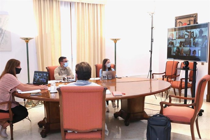 La presidenta del Govern, Francina Armengol, en la reunión telemática con los alcaldes de Menorca.