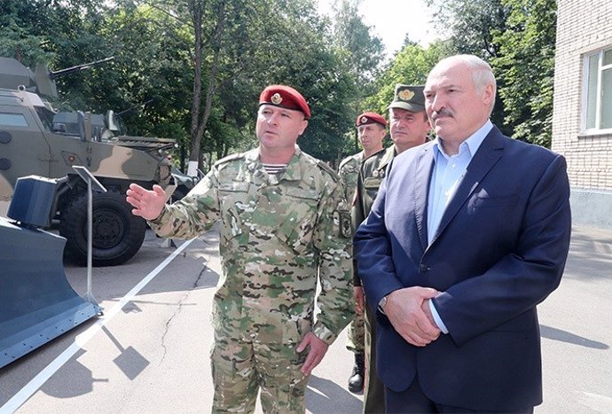 El presidente de Bielorrusia, Aleksandr Lukaixenko, amb dicersos militars.