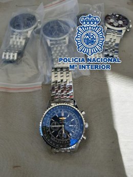Polica Nacional Nota De Prensa Y Foto (La Policía Nacional Interviene 326 Relojes Falsificados Y Detiene A Ocho Personas En La Inspección A Un Mercadillo En Estepona)