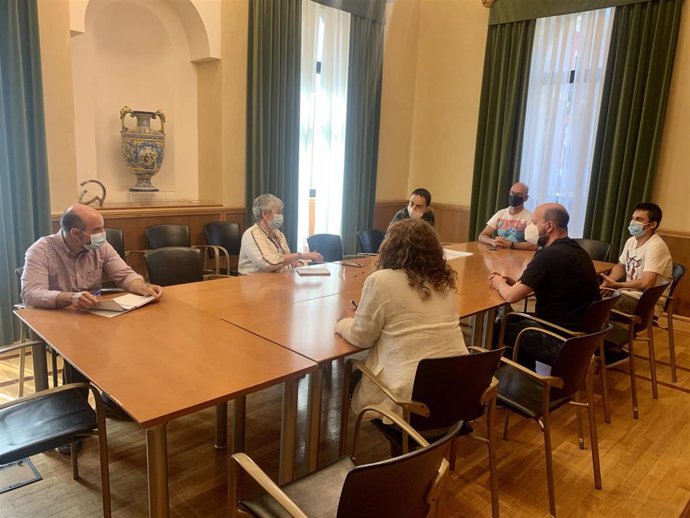 Reunión de representantes del Comité de Empresa de la planta gijonesa de Vauste con la alcaldesa de Gijón, Ana González, y otros miembros del Gobierno local