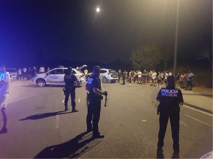 La Policía desaloja un botellón en el que participaban casi medio centenar de personas en Felanitx.