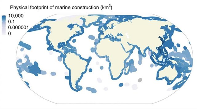 Un mapa que muestra la huella física de la construcción marina a nivel mundial, en kilómetros cuadrados.