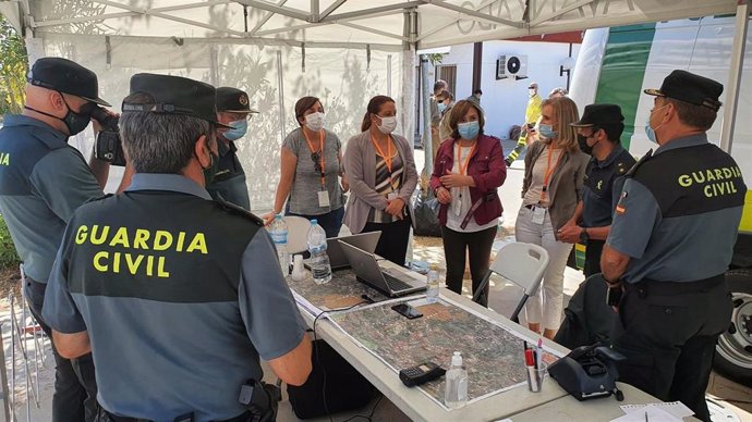 La delegada del Gobierno en Huelva. Sandra García, agradece a la Guardia Civil su trabajo en el incendio de Almonaster la Real (Huelva).