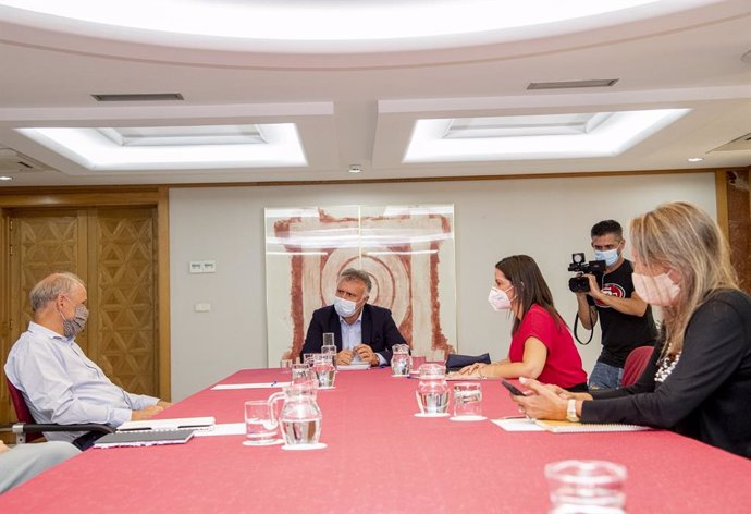 El presidente de Canarias, Ángel Víctor Torres y la consejera de Turismo, Yaiza Castilla, en una reunión con el CEO de TUI, Sebastian Ebel
