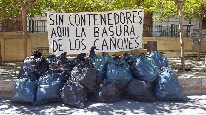 Basura recogida en Los Cañones depositada ante el Ayuntamiento de Jaén.