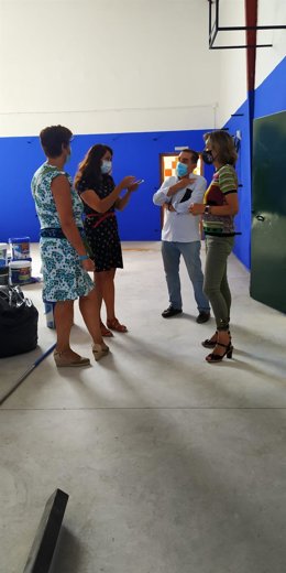 Inmaculada Troncoso, acompañada de la directora del IES Guadalquivir, Inmaculada Mediavilla, en el centro.