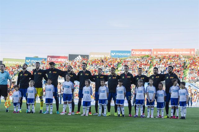 Jugadores de la selección española escuchando el himno en el partido contra Georgia
