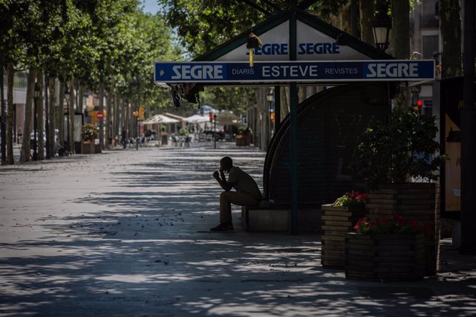 Un hombre descansa a la sombra en una calle de Lleida, capital de la comarca del Segri, en Lleida, Catalunya (España).