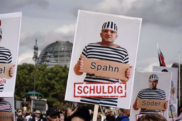 Fotografía del ministro de Sanidad alemán, Jens Spahn, durante una manifestación negacionista en Berlín