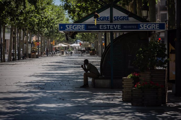 Un home descansa a l'ombra en un carrer de Lleida, capital de la comarca del Segri, a Lleida, Catalunya (Espanya).