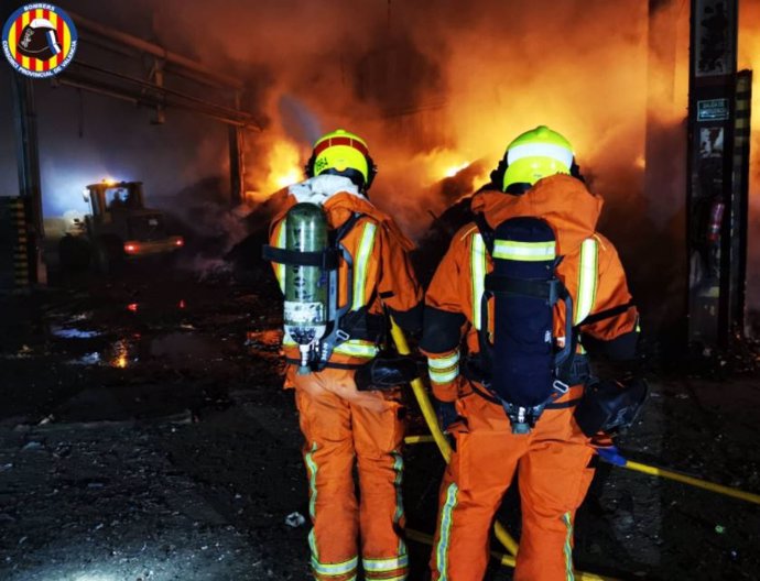 Bomberos trabajan en el incendio industrial en El Romaní de Sollana