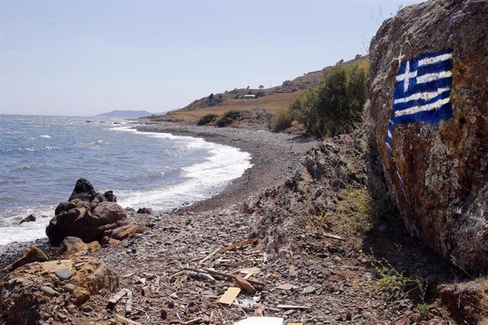 Bandera griega en una isla del Egeo