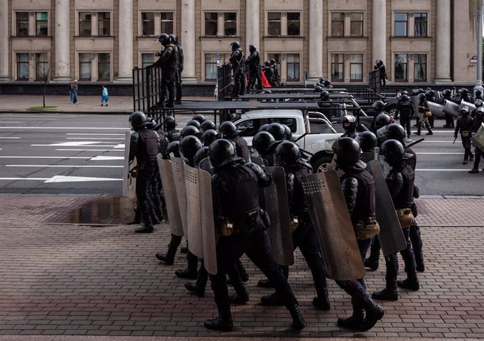 Policías antidisturbios en Minsk durante una manifestación contra el presidente bielorruso, Alexander Lukashenko