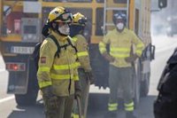 Unos 120 efectivos siguen trabajando durante la noche para combatir el incendio de Almonaster (Huelva)