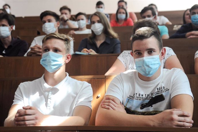 Un grupo de estudiantes durante una reunión informativa previa a la reapertura de los centros escolares a partir de este primero de septiembre.