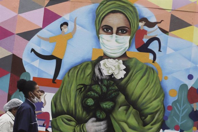 Mural pintado en honor a los trabajdores del sector sanitario por su labora durante la pandemia, en Sao Paulo (Brasil).