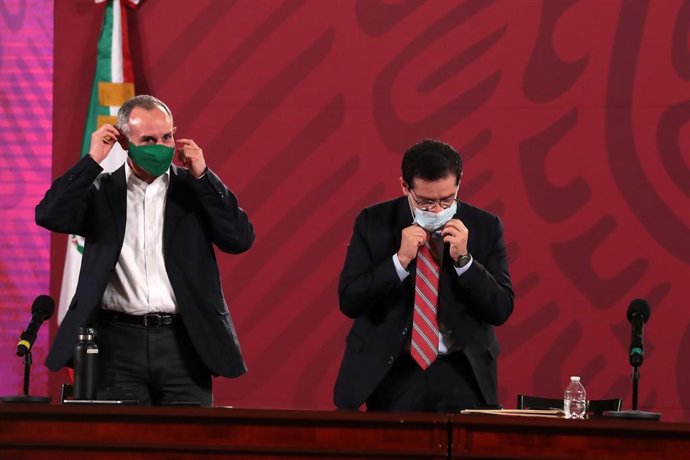 El subsecretario de Prevención y Promoción de la Salud del Gobierno de México, Hugo López-Gatell, y el director del Instituto de Seguridad y Servicios Sociales de los Trabajadores del Estado (ISSST), Luis Antonio Ramírez.