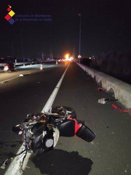 Motocicleta implicada en un accidente mortal en Cádiz