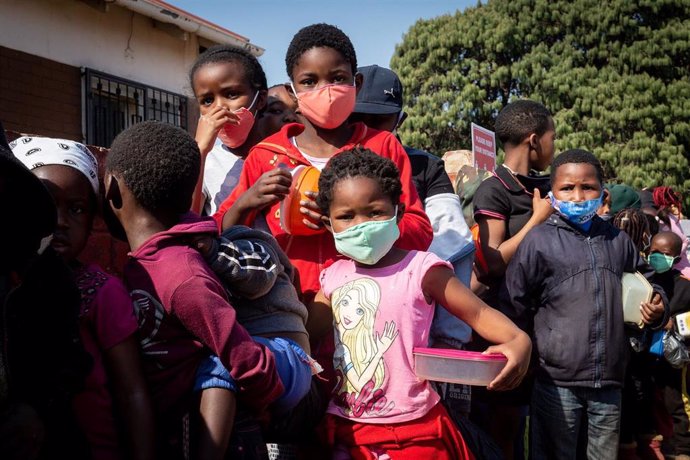 Niños con mascarilla en Sudáfrica