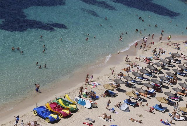 Turistas en la playa en Portals Nous.