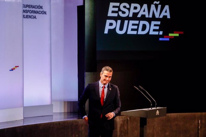 El presidente del Gobierno, Pedro Sánchez, tras ofrecer una conferencia bajo el título 'España puede. Recuperación, Transformación, Resiliencia' que sintetiza el espíritu colectivo al que el presidente invita a la unidad de la sociedad civil y de las in