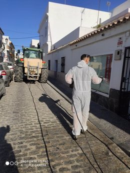 Un operario de limpieza desinfectando calles en el municipio de Paterna