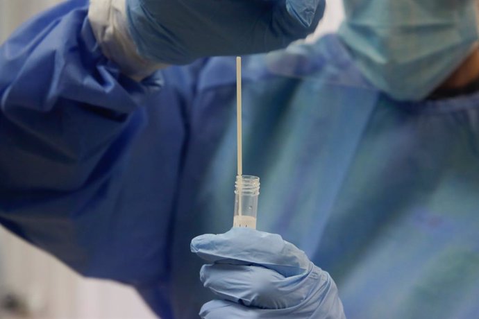 Una sanitria sosté una proveta amb una prova PCR. Fuenlabrada, Madrid (Espanya), 27 d'agost del 2020.