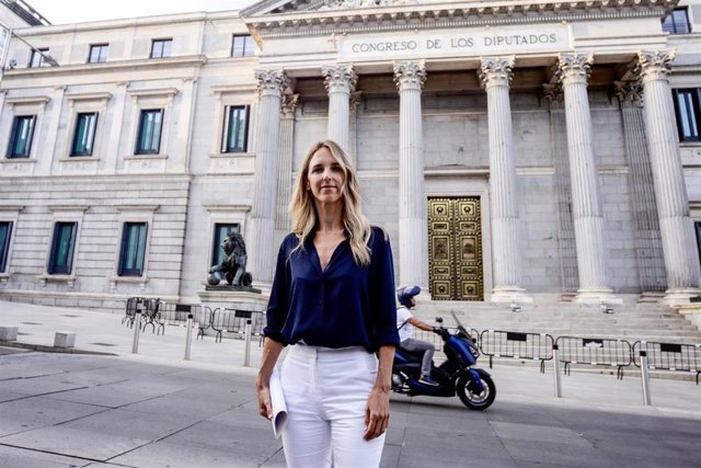 La exportavoz del Grupo Popular en el Congreso, Cayetana Álvarez de Toledo, ofrece una declaración pública en el exterior del Congreso el día en que el presidente del PP Pablo Casado ha nombrado a Cuca Gamarra como nueva portavoz, en Madrid a 17 de agosto