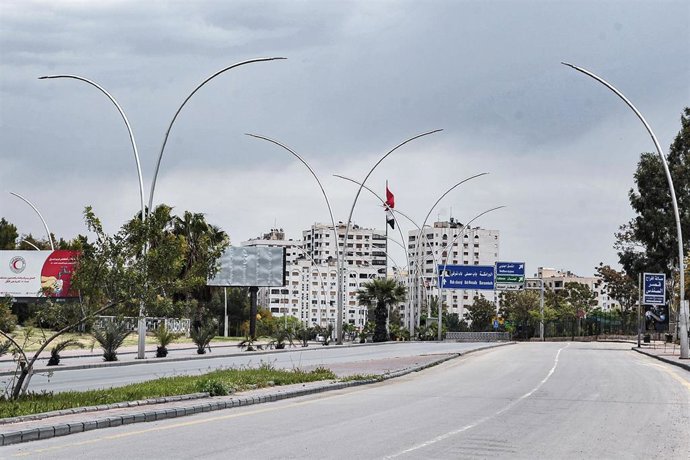 Una avenida de Damasco vacía por el toque de queda impuesto por la pandemia de coronavirus
