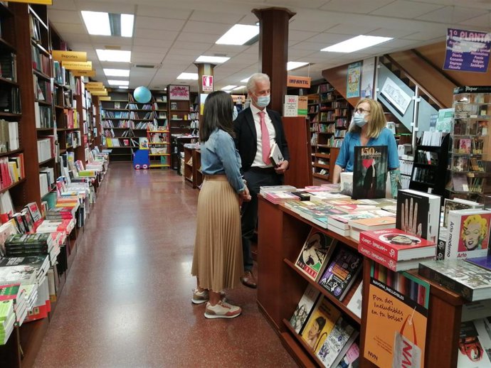 El alcalde de Logroño, Pablo Hermoso de Mendoza, visita junto a la concejala de Economía y Hacienda, Esmeralda Campos, la librería Cerezo en su 90 aniversario
