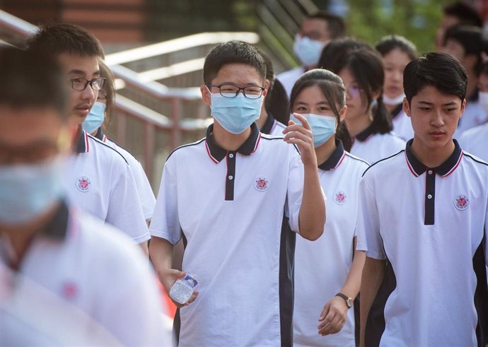 Estudiantes en la vuelta a las clases en Wuhan, la ciudad china donde se originó la pandemia