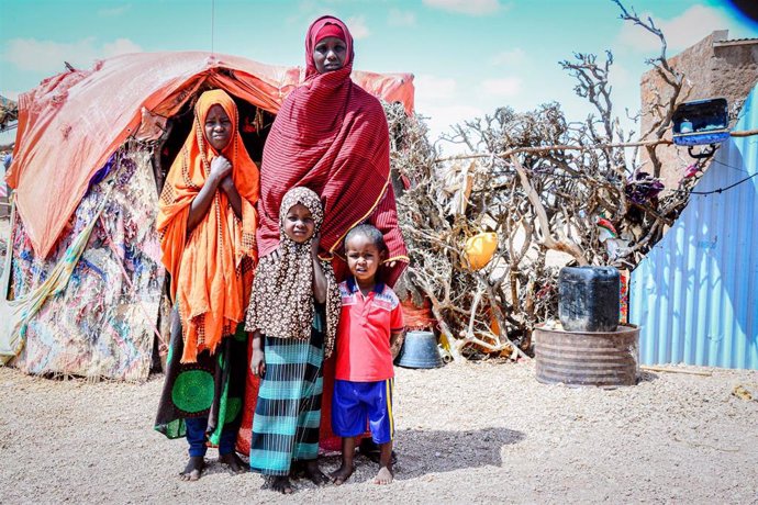 Una mujer desplazada con sus hijos en Somalia