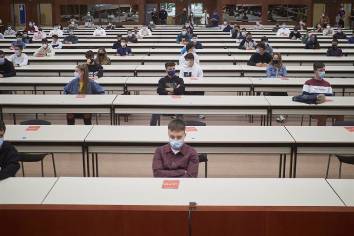 Alumnos del primer curso de grado se sientan distanciados en el Aula Mayor durante la apertura del curso 2020-2021 en la UPNA, en Pamplona, Navarra (España), a 1 de septiembre de 2020. La Universidad Pública de Navarra afronta el nuevo curso aplicando l