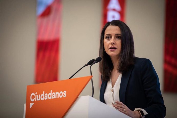 La presidenta de Ciudadanos, Inés Arrimadas, en rueda de prensa en la sede del partido.