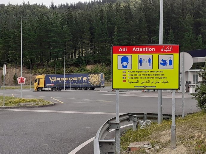 Señal recordando las medidas de prevención ante el coronavirus en las carreteras vascas.