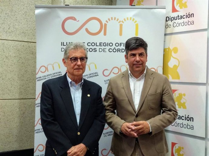 El delegado de Cohesión Social, Participación Ciudadana y Protección Civil de la Diputación de Córdoba, Rafael Llamas (dcha.), y el presidente del Colegio de Médicos, Bernabé Galán, en una imagen de archivo