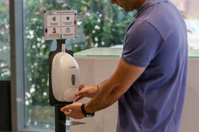 Un trabajador se desinfecta las manos