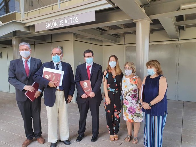 Miriam López Segura ((3d) junto a la jefe del servicio de Anestesia y Reanimación del Complejo Hospitalario Universitario de Cartagema, Elena Estellés ((2d), y los directores de su tesis