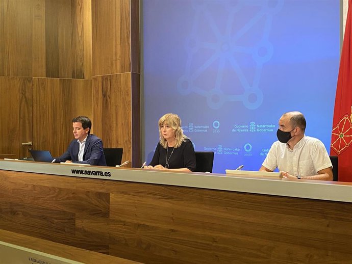 La consejera Ana Ollo junto al director general de Acción Exterior, Mikel Irujo, (izqda.) y el autor del informe Mikel Casares (dcha.)