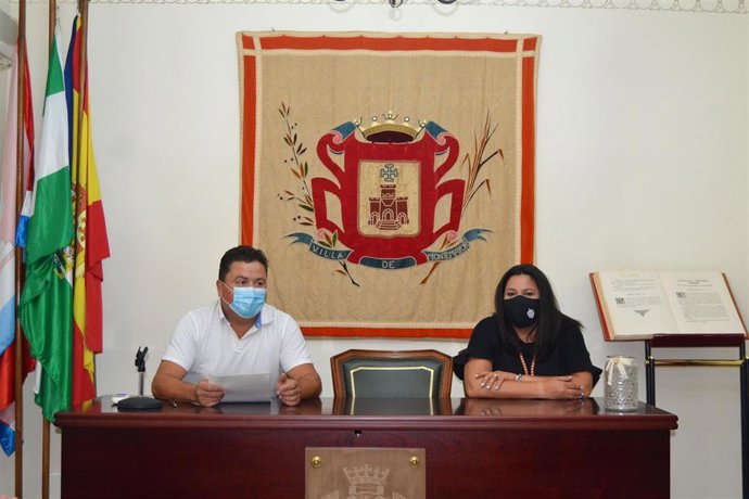 La vicepresidenta primera y delegada de Asistencia Económica a Municipios y Mancomunidades de la Diputación de Córdoba, Dolores Amo, y el alcalde de Montemayor, Antonio García