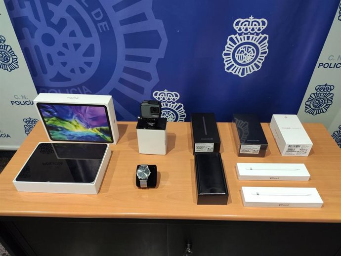 Objetos robados en un centro comercial recuperados por la Policía.