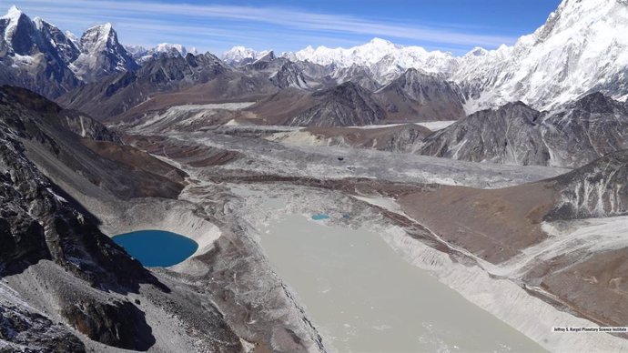 El lago Imja, cerca del monte Everest en el Himalaya, es un lago glaciar que ha crecido hasta tres veces su longitud desde 1990.