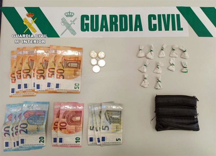 Imagen de los efectos intervenidos por la Guardia Civil en la operación
