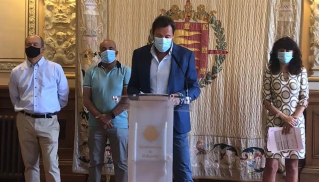 Óscar Puente comparece acompañado de Ana Redondo (derecha), Martín Garzo (izquierda) y el presidente del Gremio de Libreros, Miguel Hernández (centro izquierda).