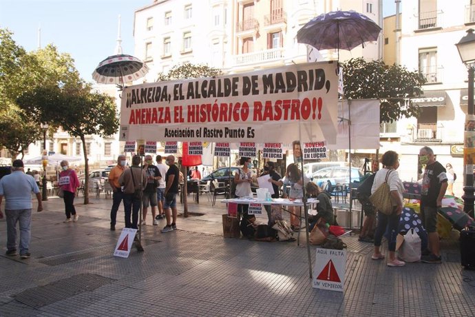 Los comerciantes del Rastro se concentran por noveno domingo para reclamar la reapertura del mercadillo al 50 por ciento de los puestos en sus ubicaciones habituales y con "la mano tendida" del alcalde de Madrid, José Luis Martínez-Almedia, para negocia