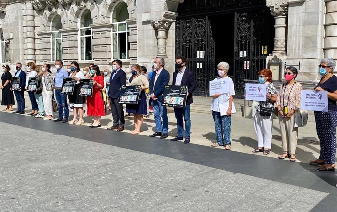 Minuto de silencio por la mujer asesinada en Murcia