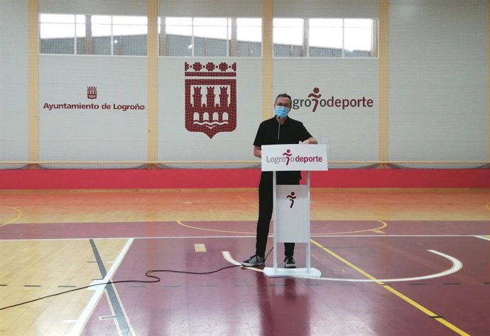 El concejal de Deportes, Rubén Antoñanzas, en el Centro Deportivo Municipal de Lobete.